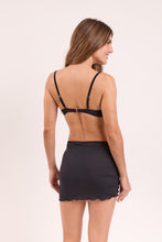 Charger l&#39;image dans la galerie, Model Back: Rio De Sol Jupe De Page Black Mini Skirt Ruched
