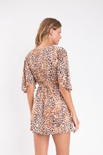 Charger l&#39;image dans la galerie, Model Back: Rio De Sol Mini Dress Leopard Mini Dress
