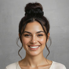 Charger l'image dans la galerie, Model Front: Rio De Sol Chouchou Nero Scrunchie
