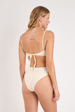 Charger l&#39;image dans la galerie, Model Back: Rio De Sol Ensemble Set Malibu-Natural Bandeau-Iris High-Waist-Spin-Iris
