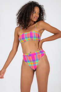 Model Front: Rio De Sol Ensemble Set Tulip-Garden Bandeau-Reto Hotpant-Cos