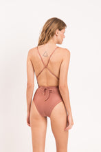 Charger l&#39;image dans la galerie, Model Back: Rio De Sol Une Pièce Shimmer-Copper New Vegas
