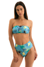 Charger l&#39;image dans la galerie, Model Front: Rio De Sol Haut Top Flower Geometric Reto
