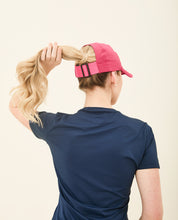 Charger l&#39;image dans la galerie, Model Back: Uv Line Casquette Beach Tennis Cap Fuchsia Upf50+

