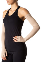 Charger l&#39;image dans la galerie, Model Front: Uv Line Gants Extra Long Glove Chocolate Upf50+
