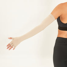 Charger l&#39;image dans la galerie, Model Back: Uv Line Gants Extra Long Glove Chocolate Upf50+
