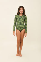 Charger l&#39;image dans la galerie, Model Front: Uv Line Une Pièce Fille Girl Macae Folhagem Verde Upf50+
