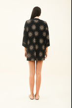 Charger l&#39;image dans la galerie, Model Back: Uv Line Vêtement De Plage Kimono Shine-Preto Upf50+
