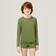Charger l&#39;image dans la galerie, Model Front: Uv Line T-Shirt Longsleeve Uvrpo Inf Verde Militar Upf50+
