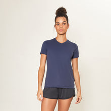 Charger l&#39;image dans la galerie, Model Front: Uv Line Fitness Haut Sport Fit Fem Marinho Upf50+
