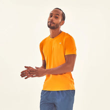 Charger l&#39;image dans la galerie, Model Front: Uv Line T-Shirt Pour Homme T-Shirt Sport Fit Orange Upf50+
