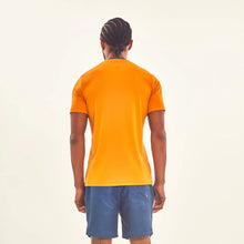 Charger l&#39;image dans la galerie, Model Back: Uv Line T-Shirt Pour Homme T-Shirt Sport Fit Orange Upf50+
